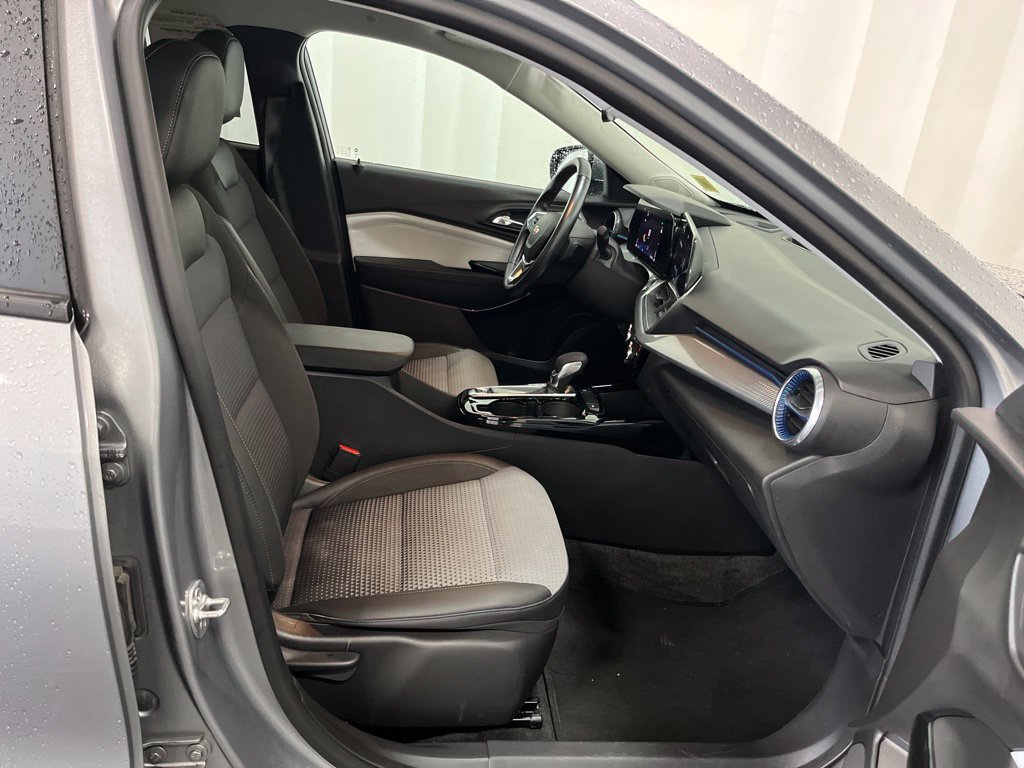 Used 2024 Chevrolet Trax LT w/ LT Convenience Package FWD image 18