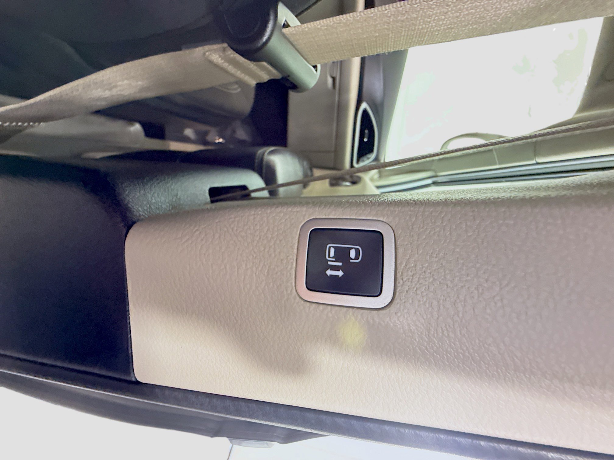 Used 2022 Chrysler Voyager LX FWD image 39