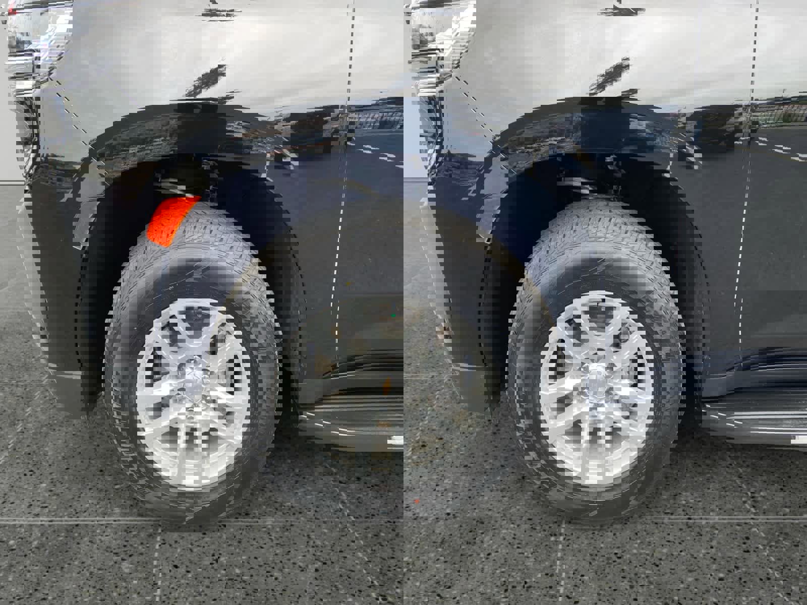 Used 2024 Chevrolet Suburban LT RWD image 14