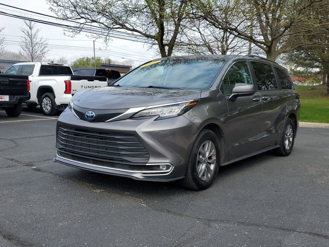 Used 2023 Toyota Sienna XLE FWD image 2