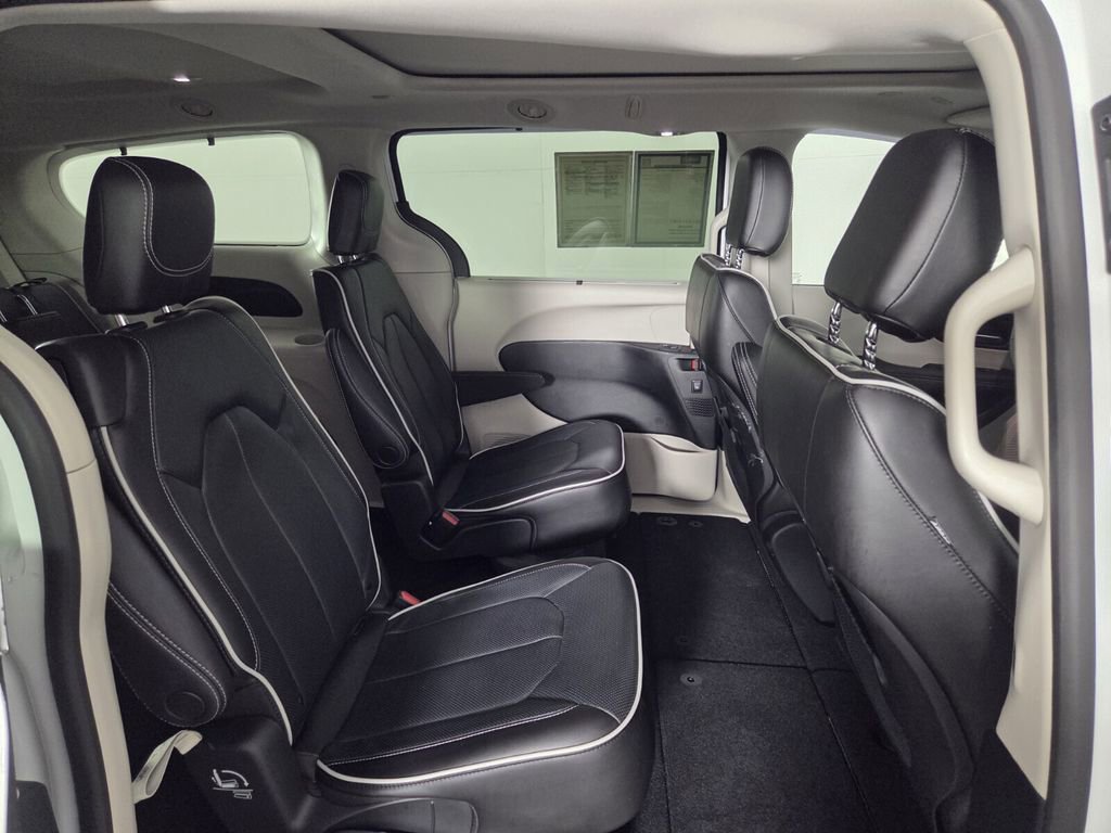 Used 2023 Chrysler Pacifica Limited AWD/4WD image 30