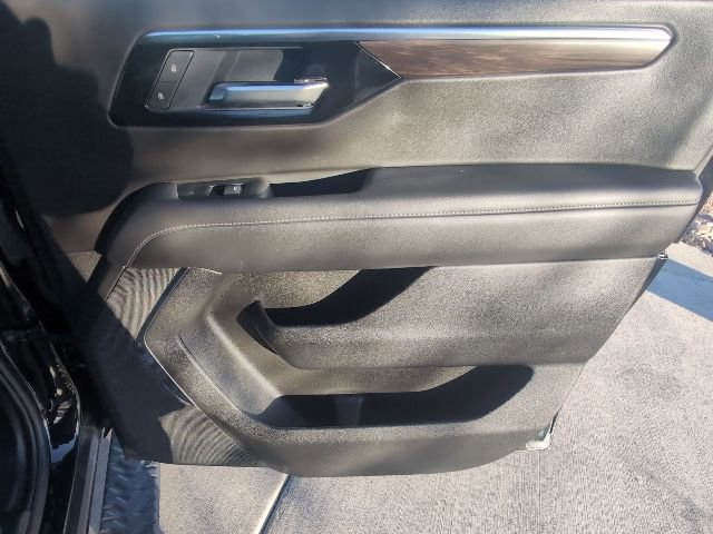 Used 2025 Chevrolet Suburban Z71 image 26