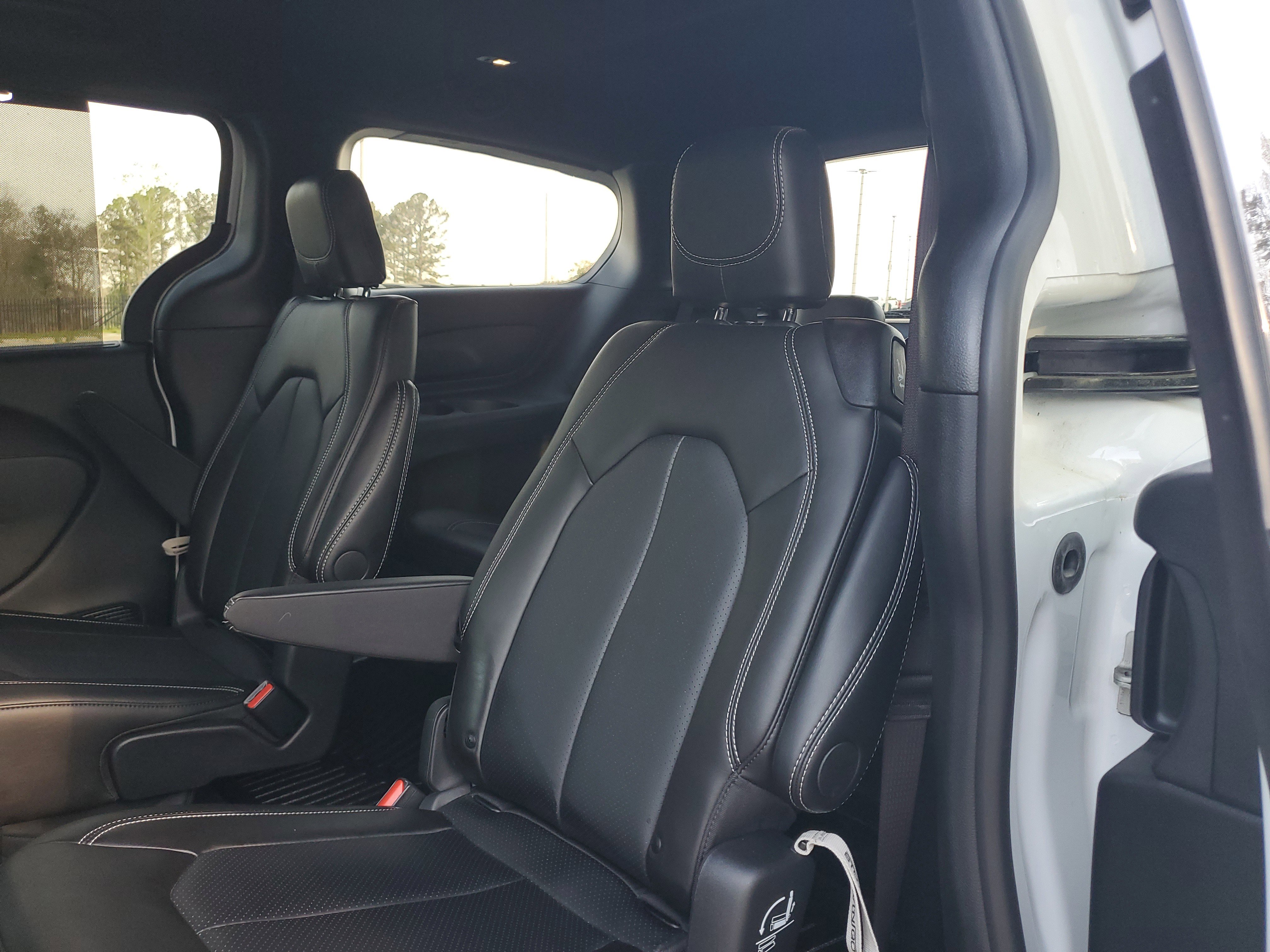 Used 2025 Chrysler Pacifica Select image 12