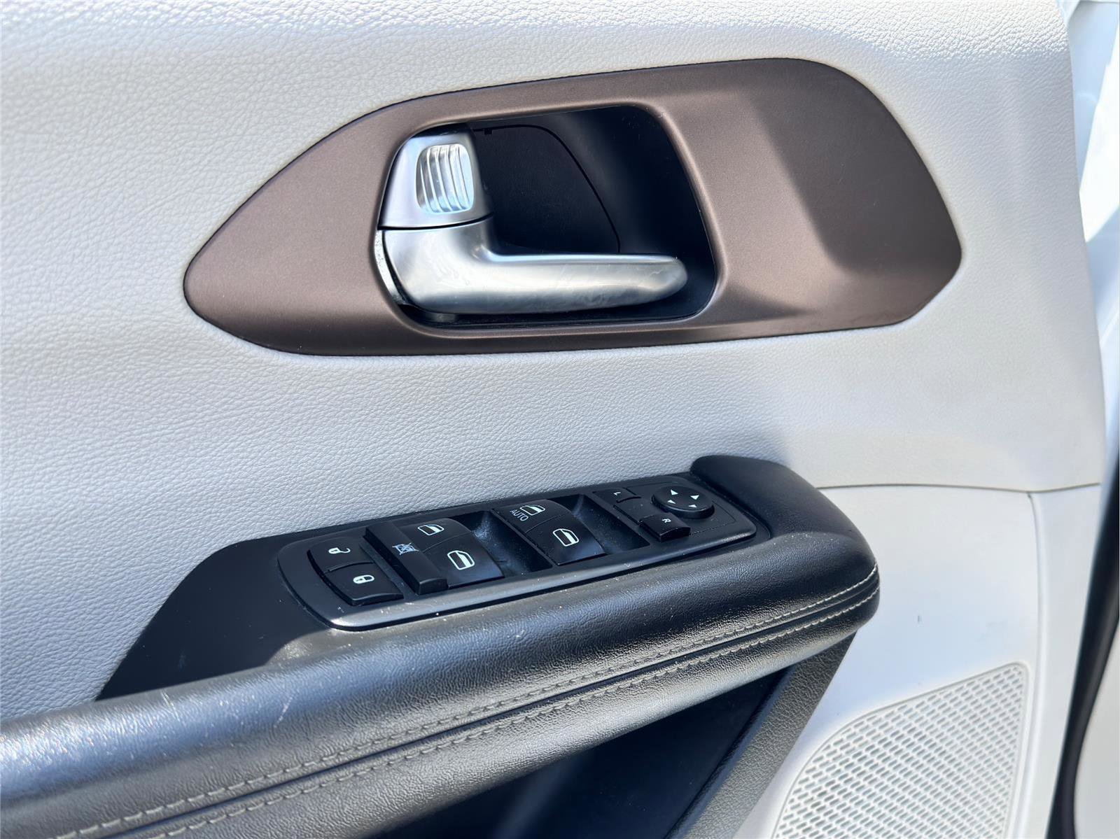 Used 2020 Chrysler Voyager L image 8