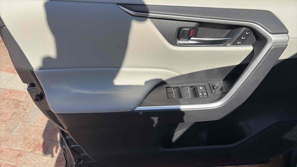 Used 2020 Toyota RAV4 XLE Premium image 14