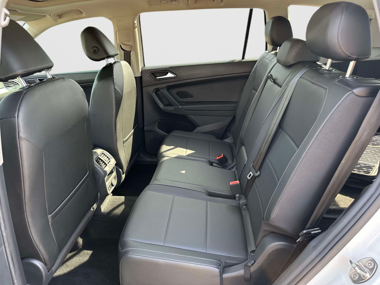 Used 2018 Volkswagen Tiguan SE w/ Panoramic Sunroof Package AWD/4WD image 12