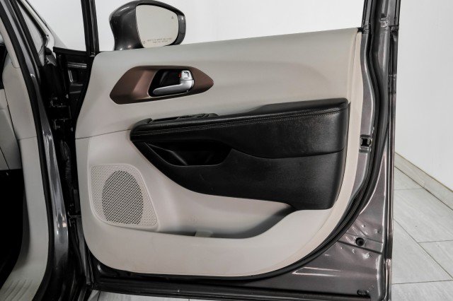 Used 2019 Chrysler Pacifica Touring-L FWD image 41