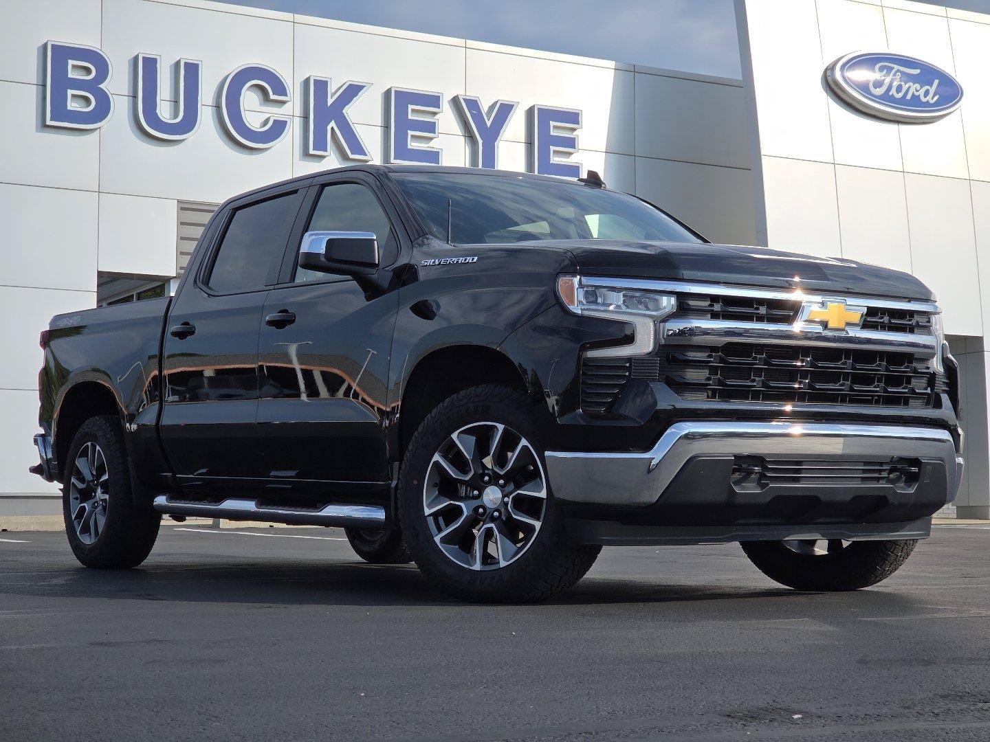 Used 2024 Chevrolet Silverado 1500 LT w/ Leather Package AWD/4WD image 2