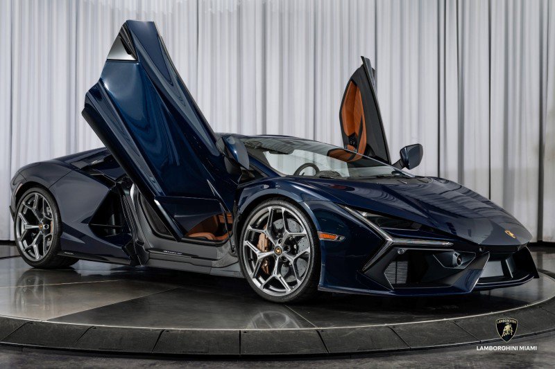 Used 2025 Lamborghini Revuelto image 30