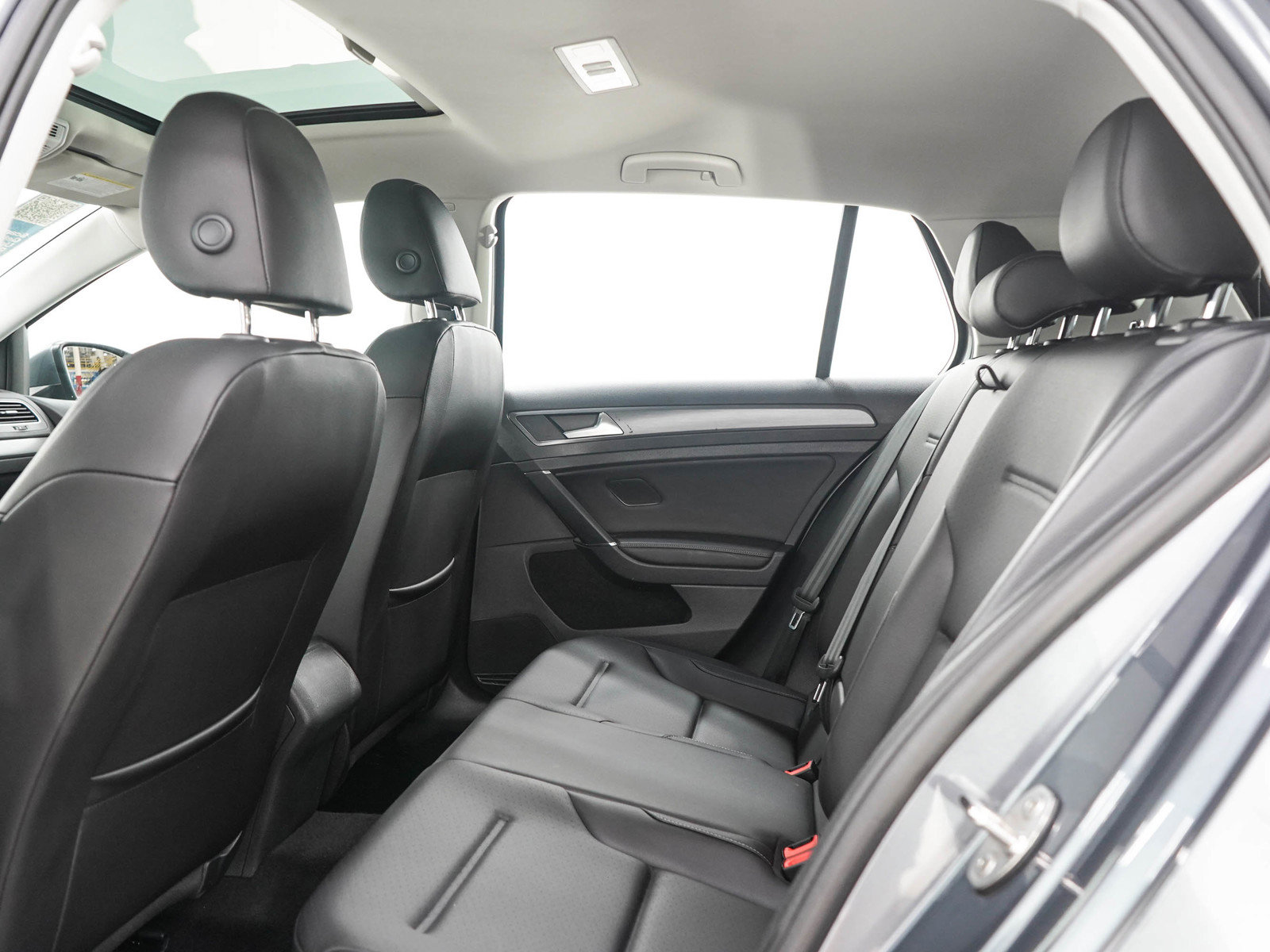 Used 2018 Volkswagen Golf SE FWD image 13