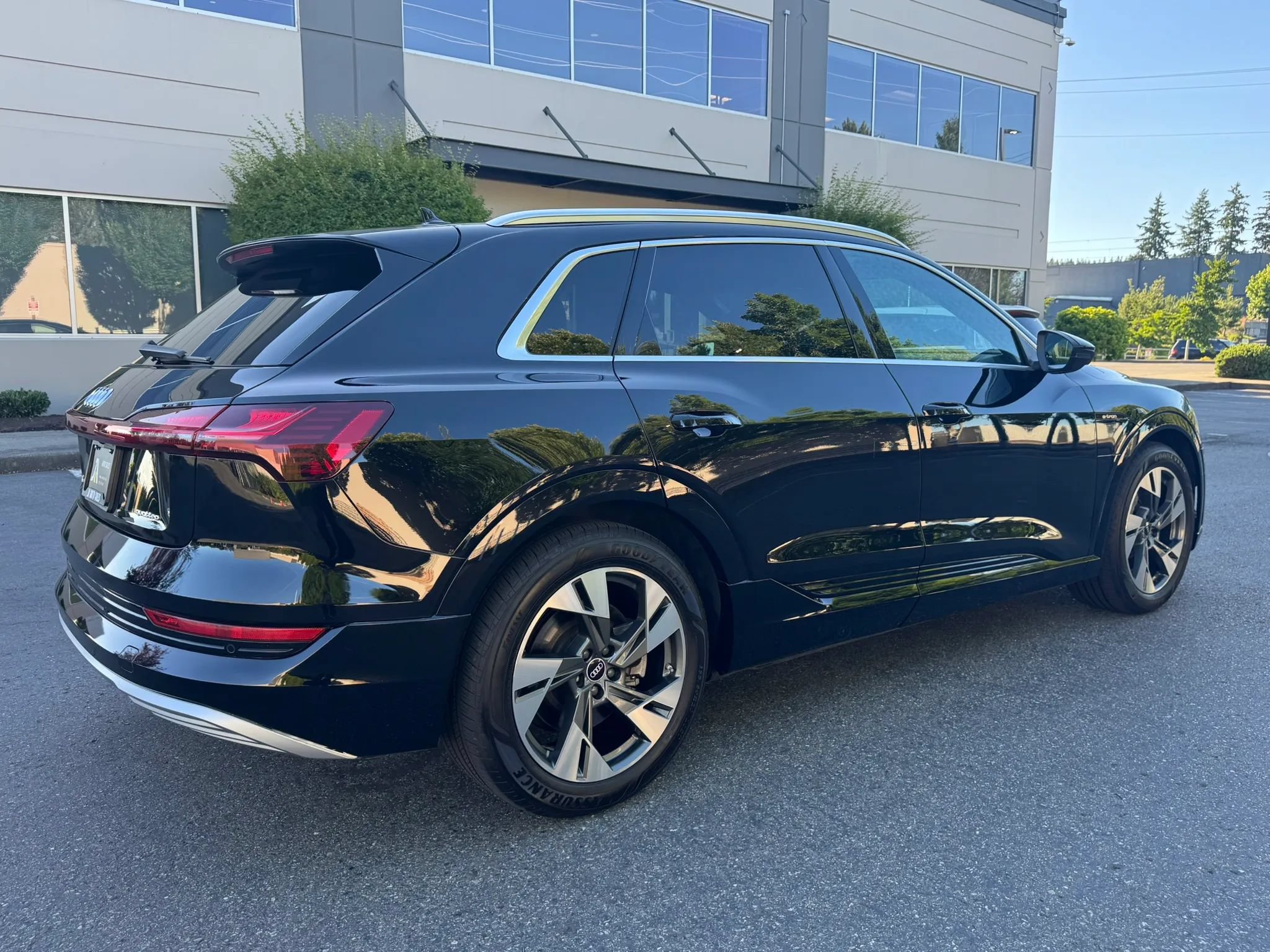 Used 2022 Audi e-tron Premium AWD/4WD image 11