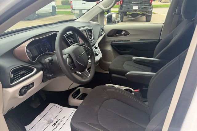 Used 2023 Chrysler Voyager LX FWD image 9