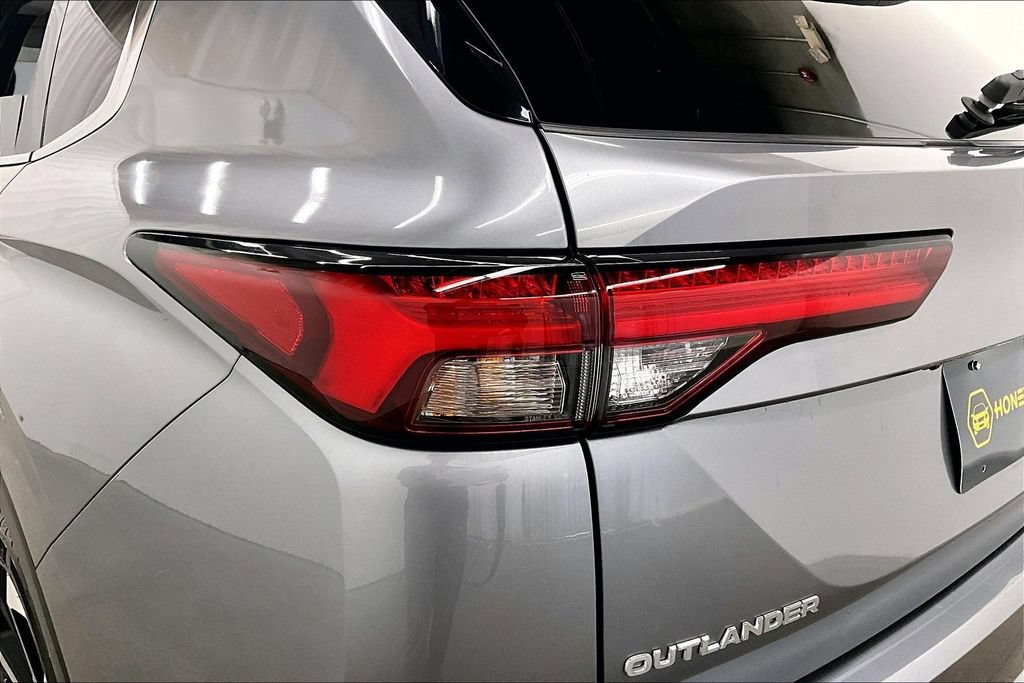 Used 2022 Mitsubishi Outlander SEL AWD/4WD image 16