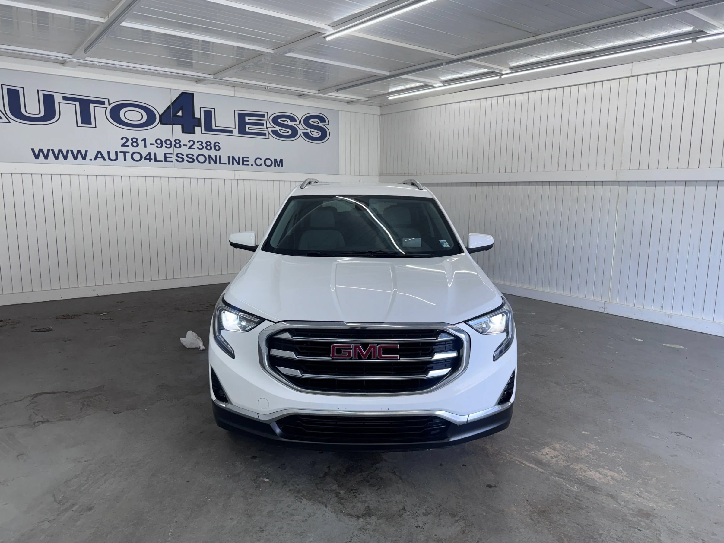 Used 2022 GMC Terrain SLT w/ Infotainment Package II FWD image 2