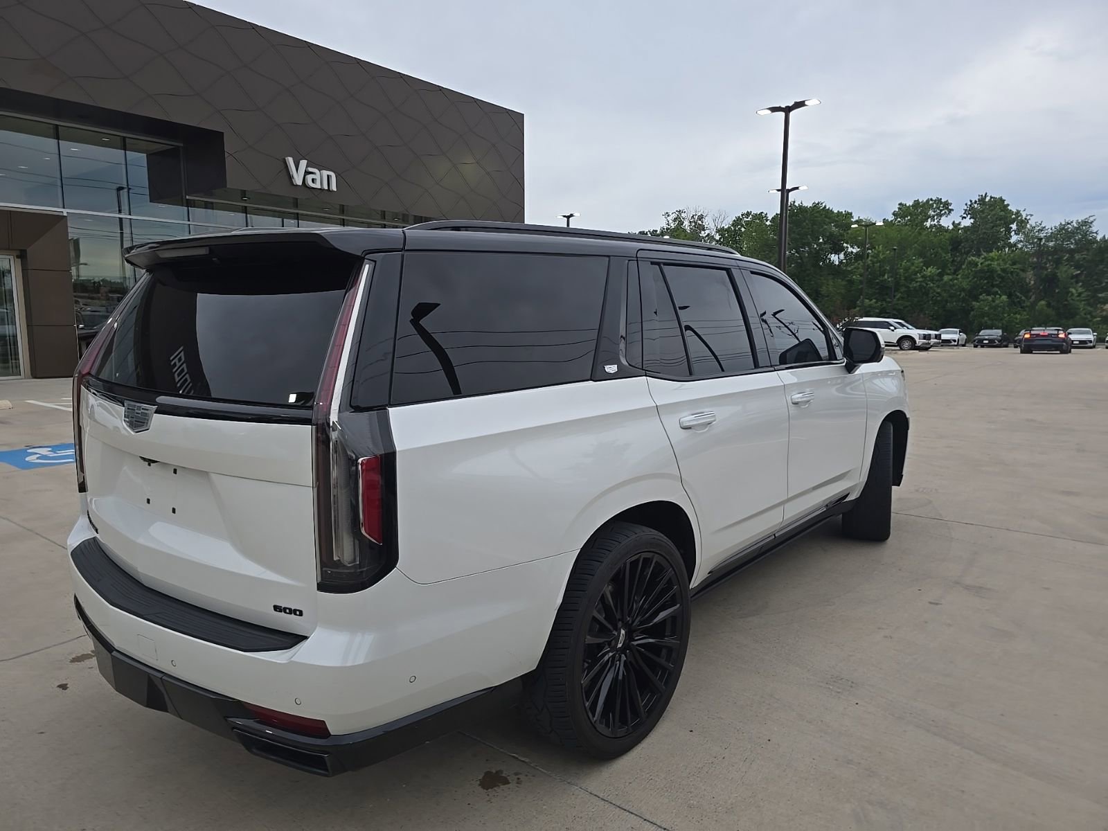 Used 2022 Cadillac Escalade Sport Platinum w/ LPO, ONYX Package AWD/4WD image 6