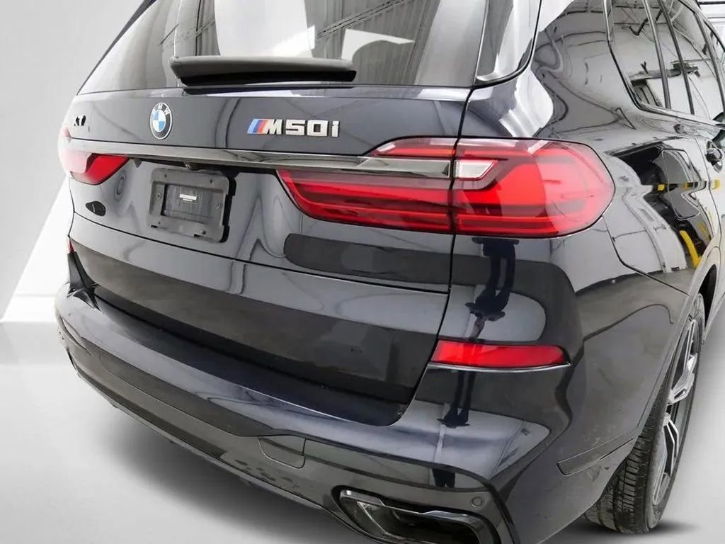 Used 2022 BMW X7 M50i image 9