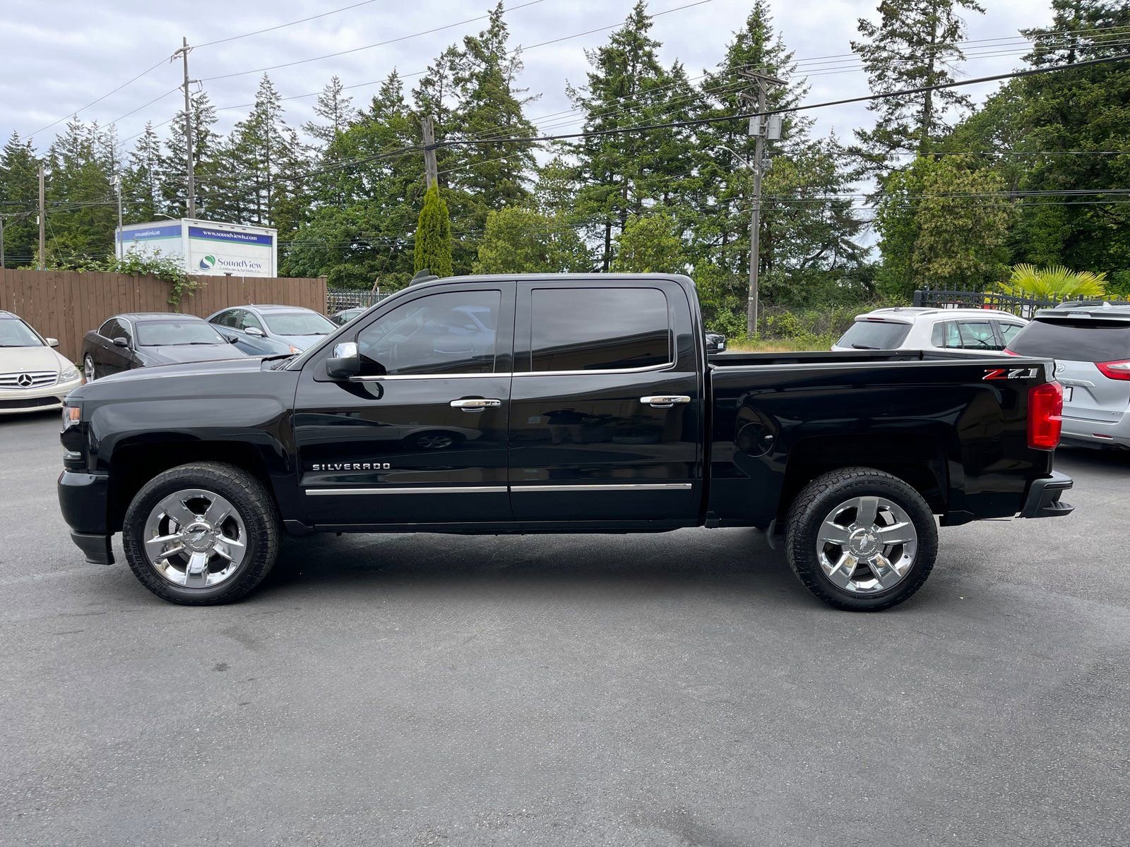 Used 2018 Chevrolet Silverado 1500 LTZ Z71 w/ LTZ Plus Package AWD/4WD image 4