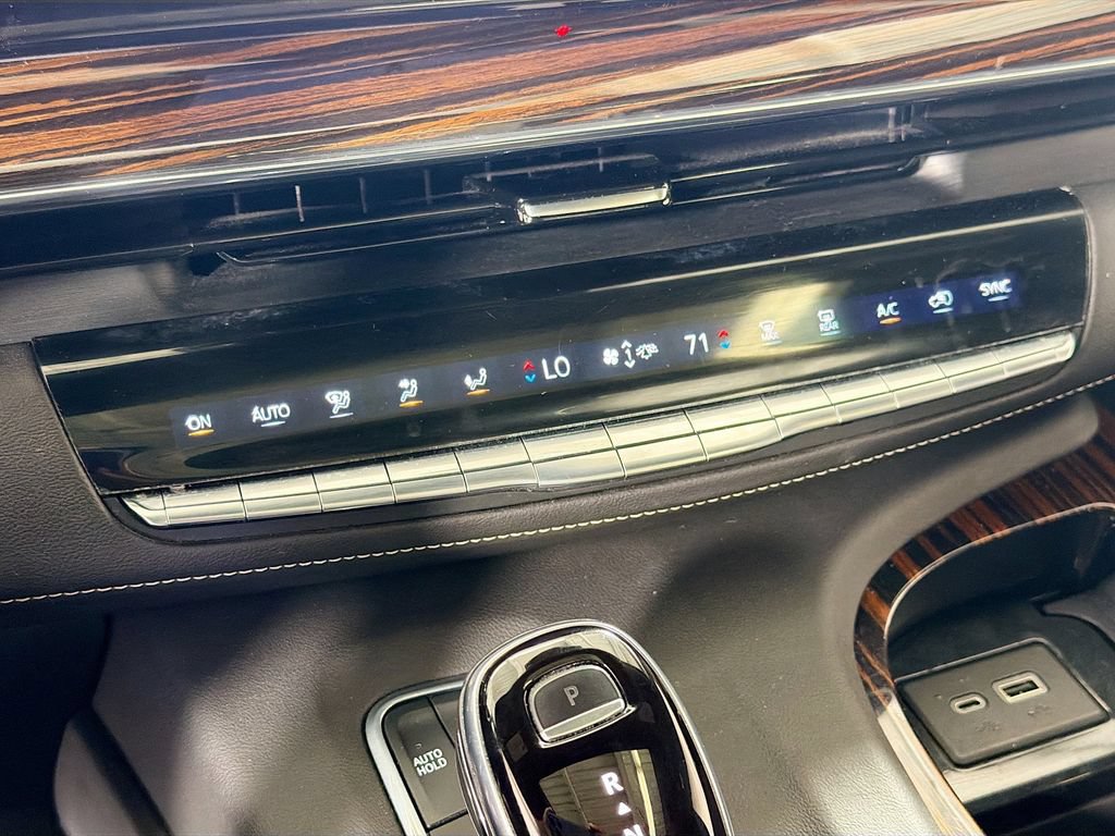 Used 2021 Cadillac Escalade Premium Luxury AWD/4WD image 17