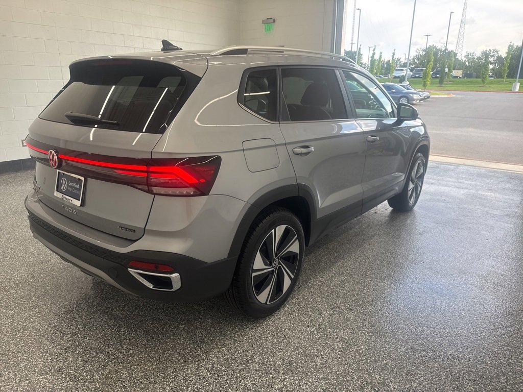 Certified 2025 Volkswagen Taos SE image 4