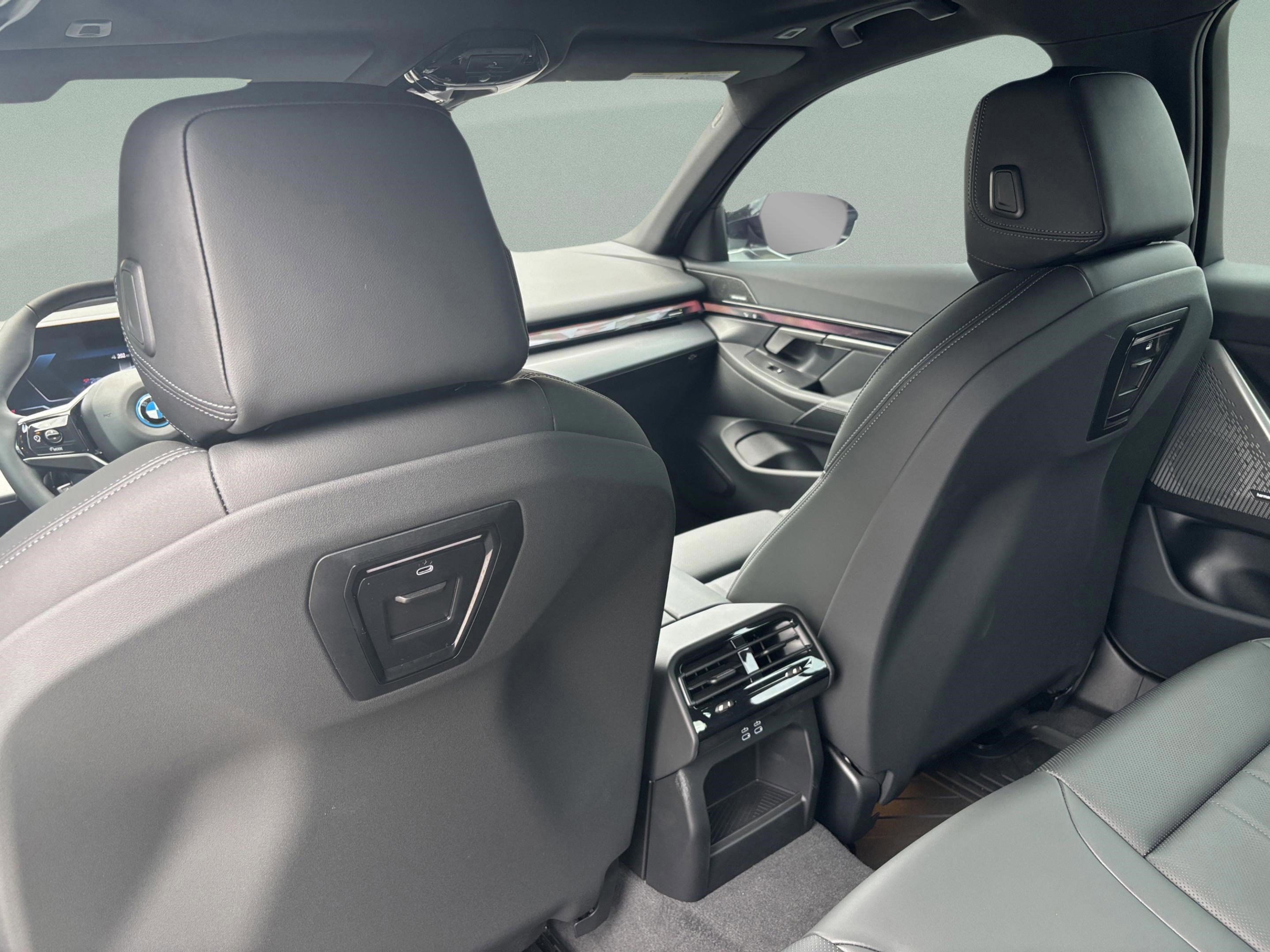 Used 2025 BMW i5 eDrive40i w/ Premium Package image 27