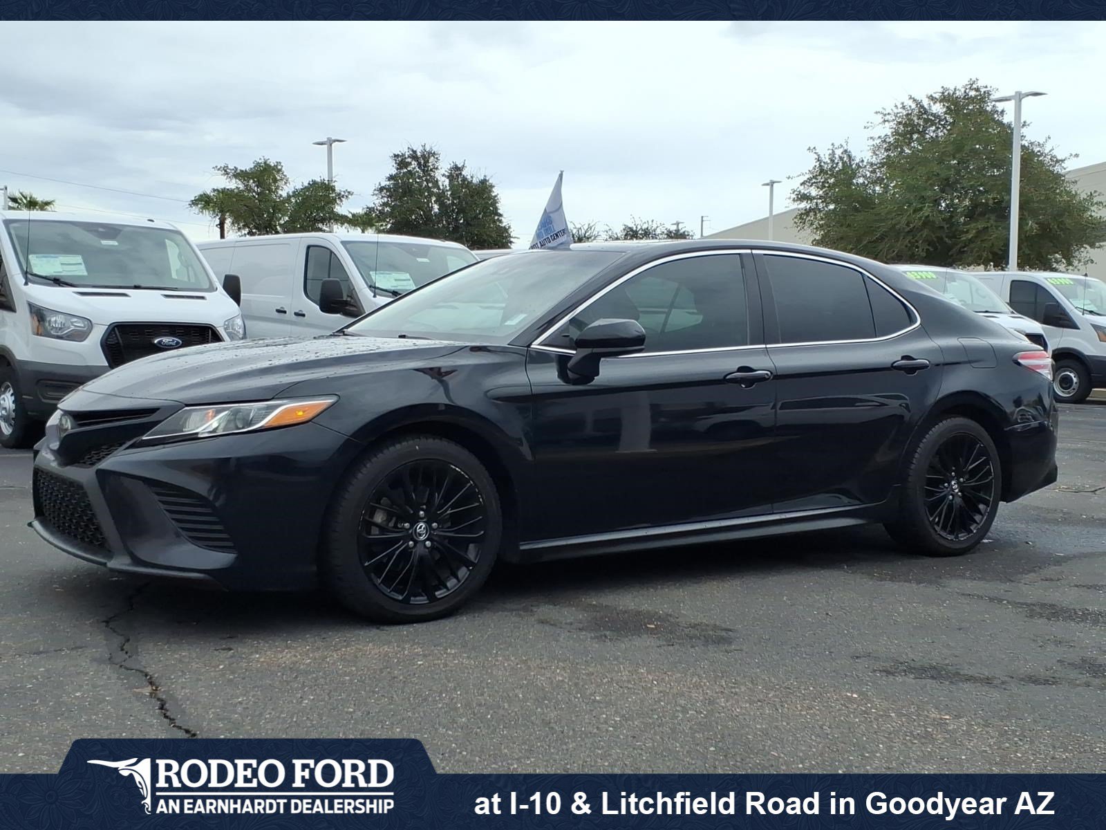Used 2020 Toyota Camry SE w/ Blackout Package FWD image 1
