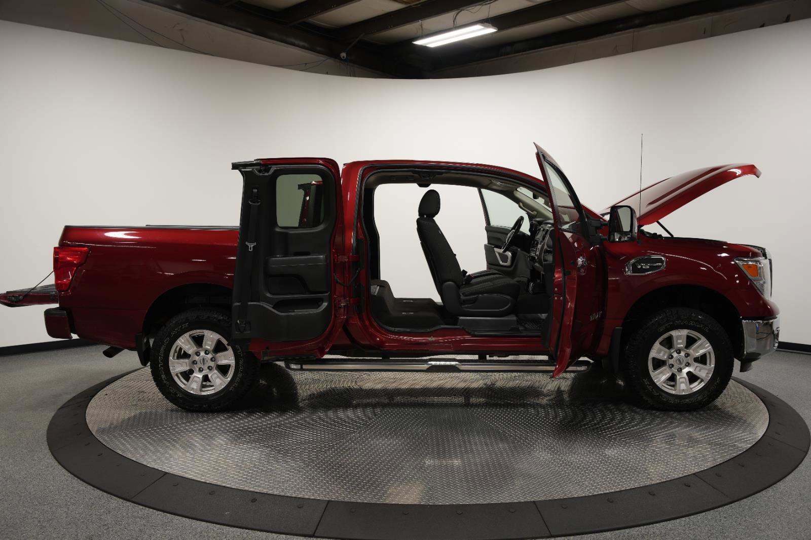 Used 2017 Nissan Titan SV image 11