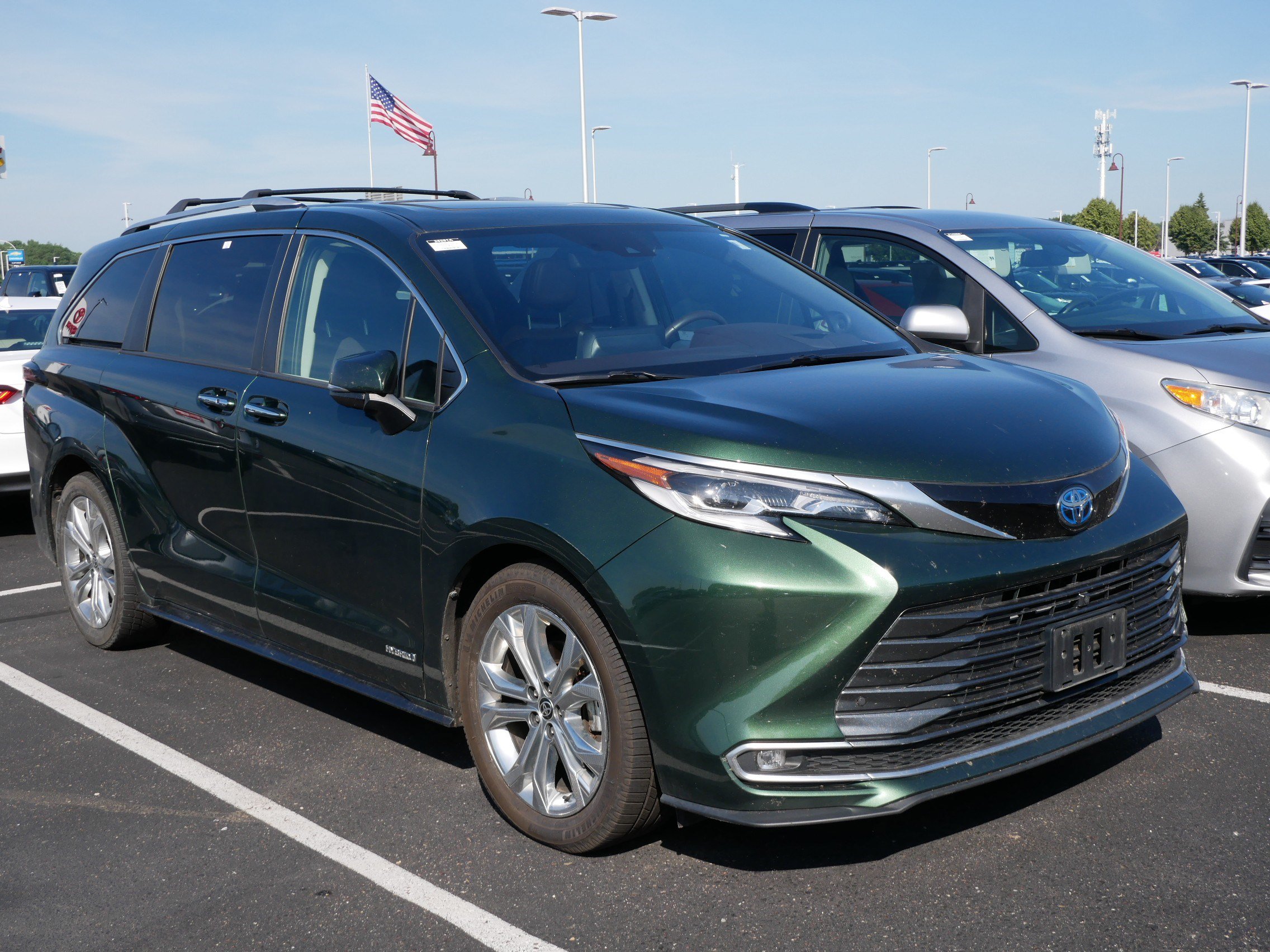 Certified 2021 Toyota Sienna Platinum FWD image 3