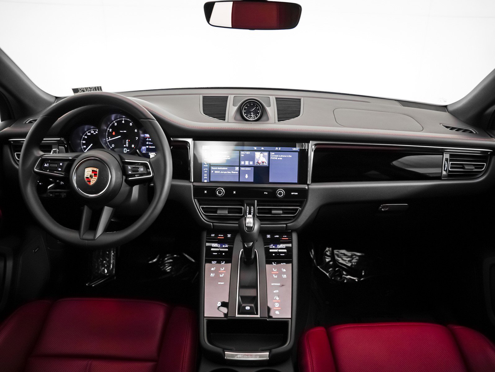 Certified 2025 Porsche Macan image 6