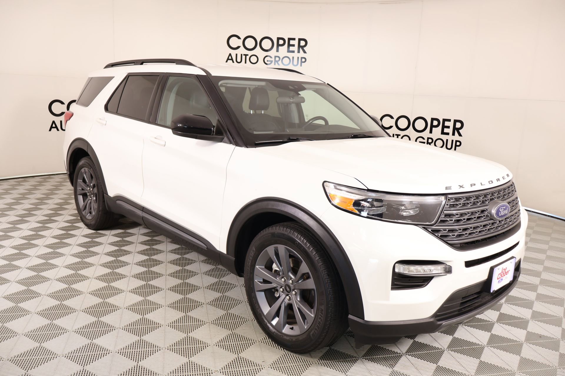 Used 2023 Ford Explorer XLT w/ Equipment Group 202A RWD image 1