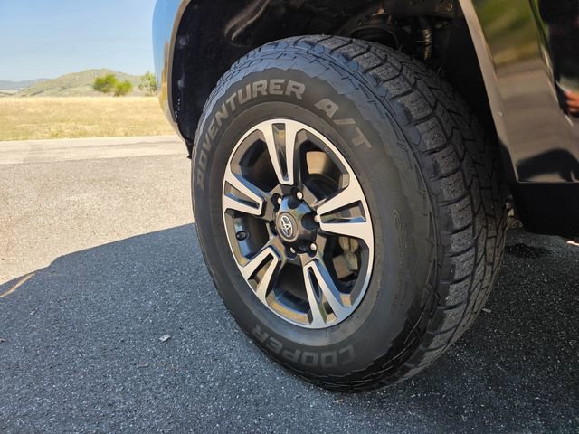Used 2018 Toyota Tacoma TRD Sport AWD/4WD image 12