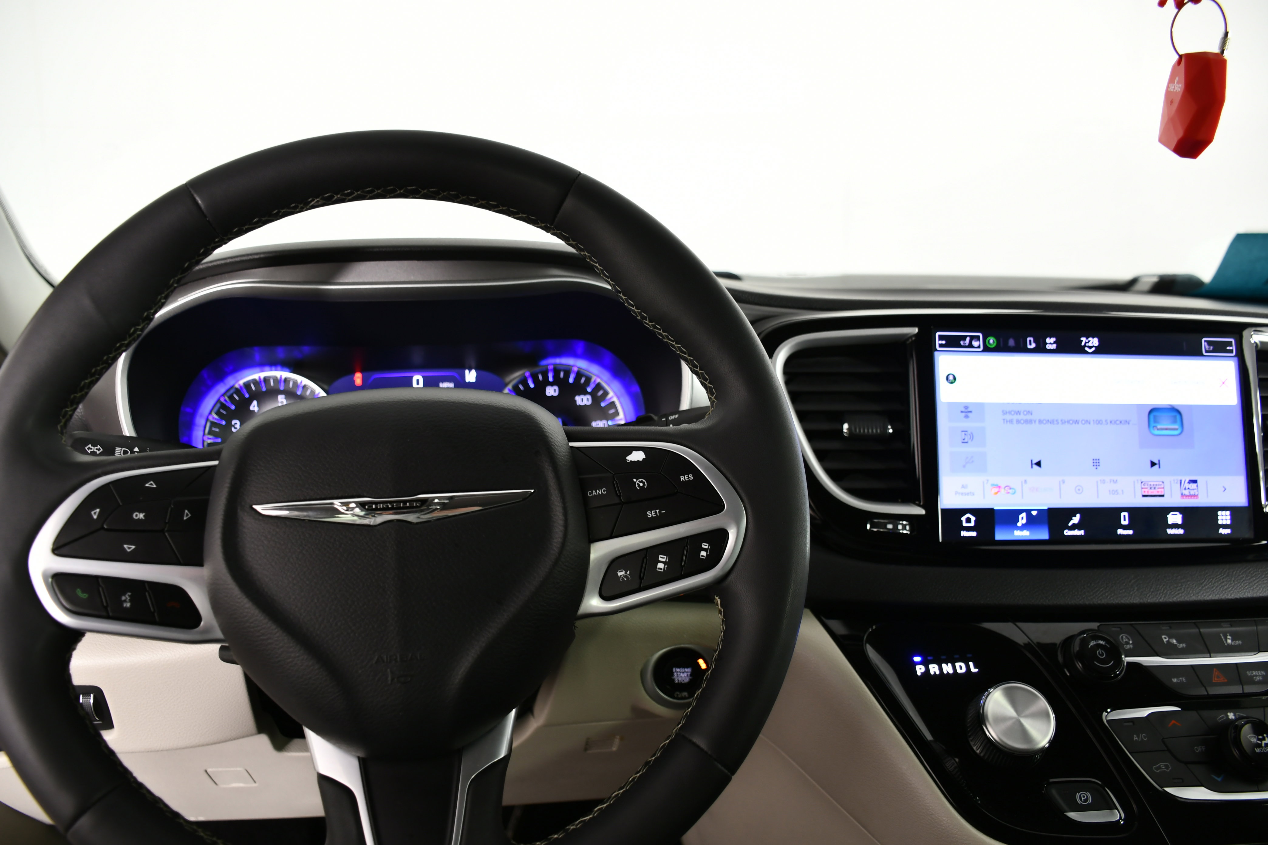 Used 2024 Chrysler Pacifica Touring-L image 16