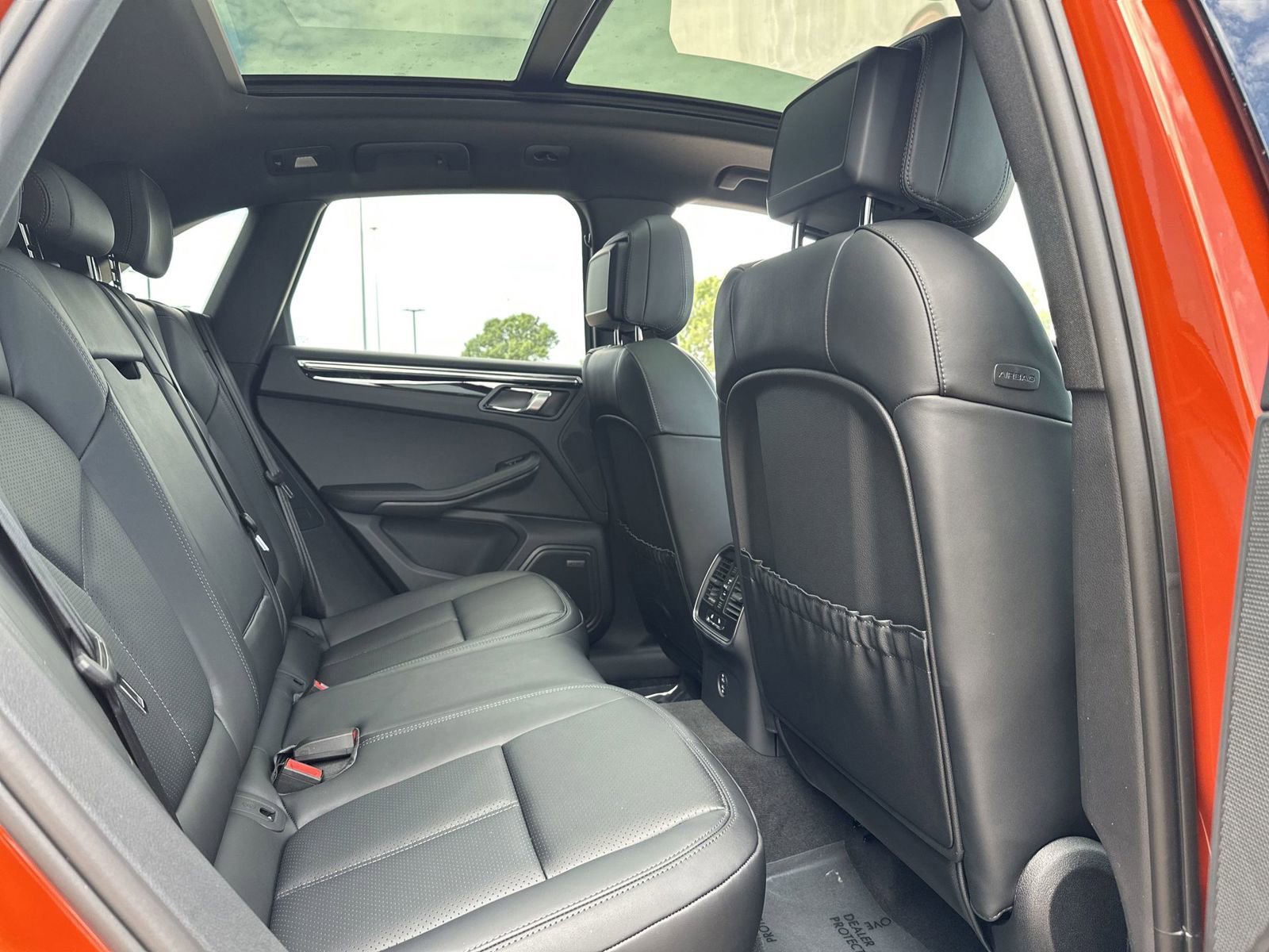 Certified 2025 Porsche Macan AWD/4WD image 16