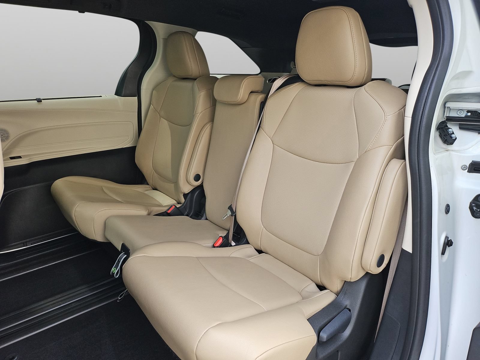 Used 2023 Toyota Sienna XLE FWD image 42
