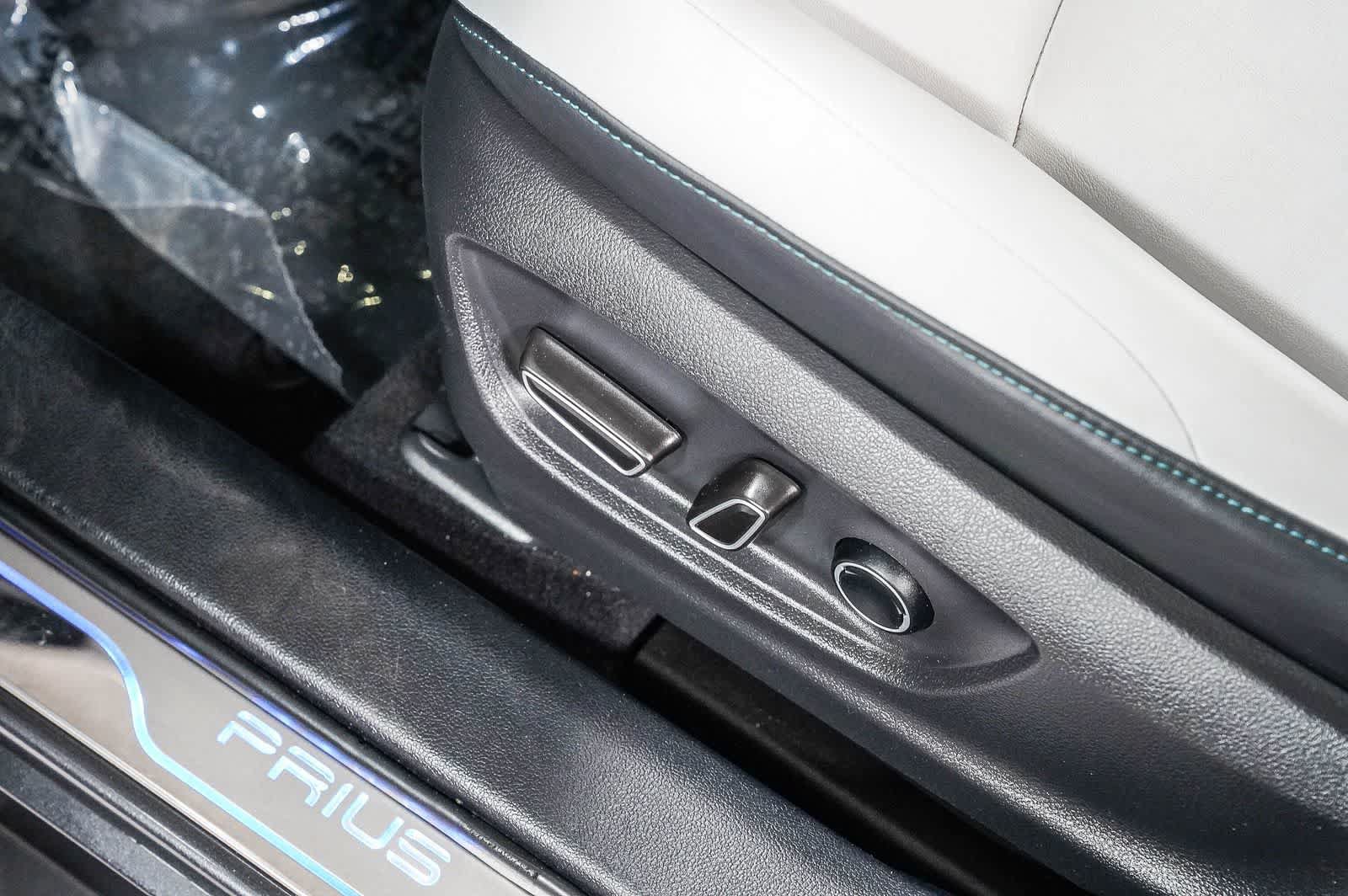 Certified 2018 Toyota Prius Prime Advanced w/ Carpet Mat Package FWD image 23