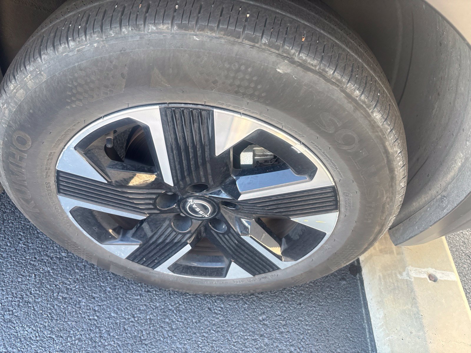 Used 2025 Nissan Kicks SV AWD/4WD image 2