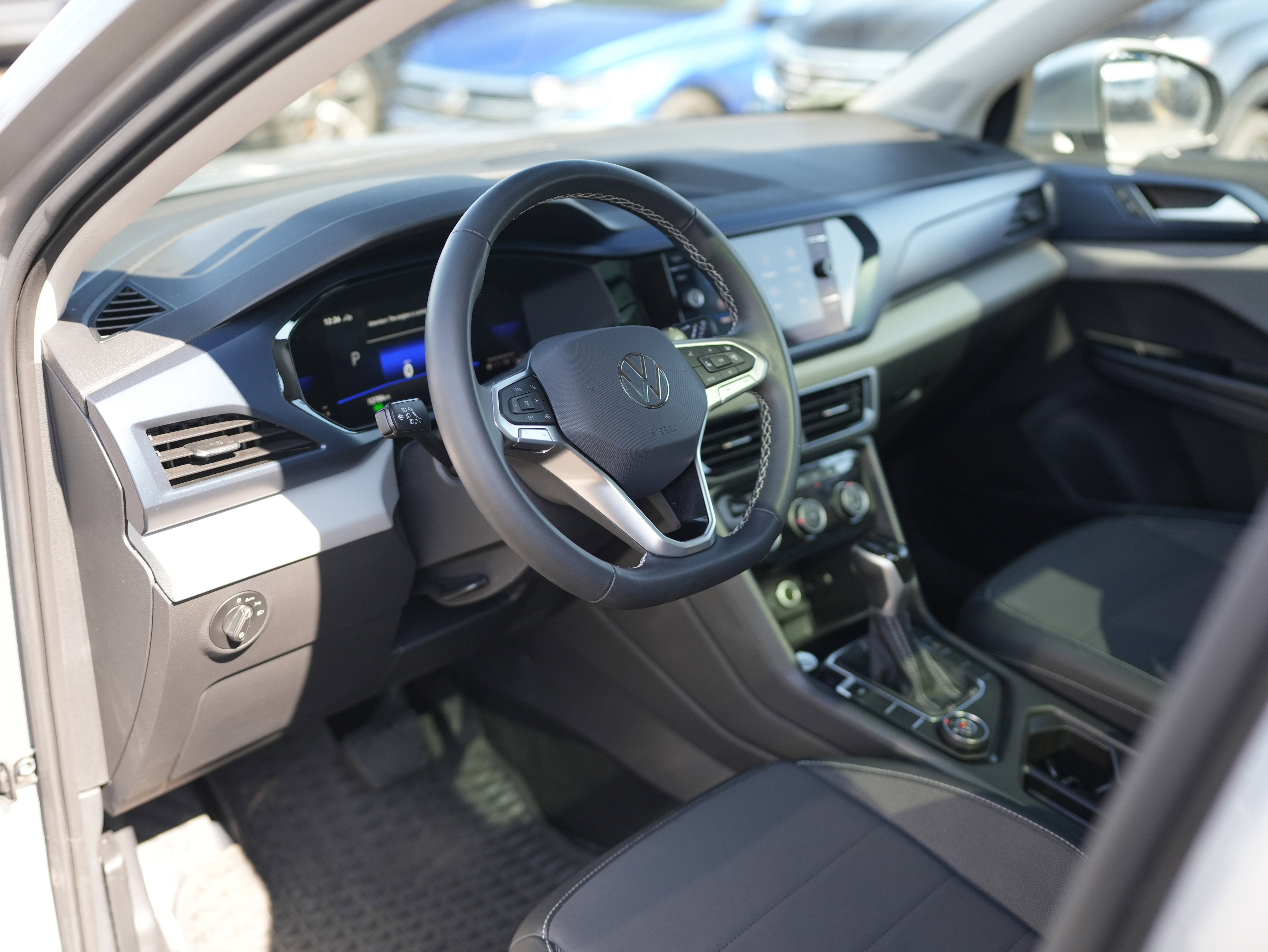 Used 2023 Volkswagen Taos SE w/ Panoramic Sunroof Package image 12