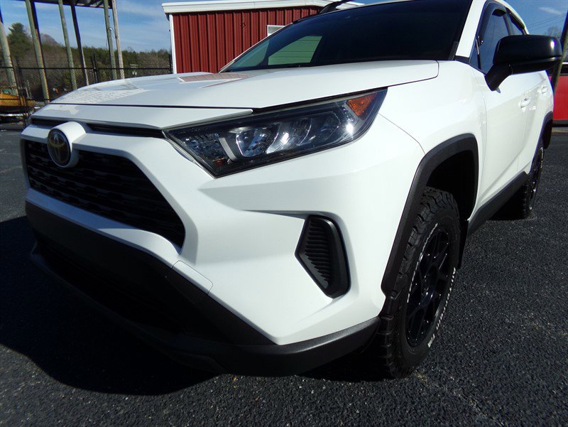 Used 2019 Toyota RAV4 LE AWD/4WD image 2