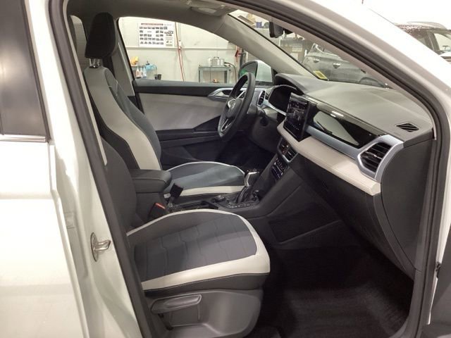 Certified 2025 Volkswagen Taos SE image 14