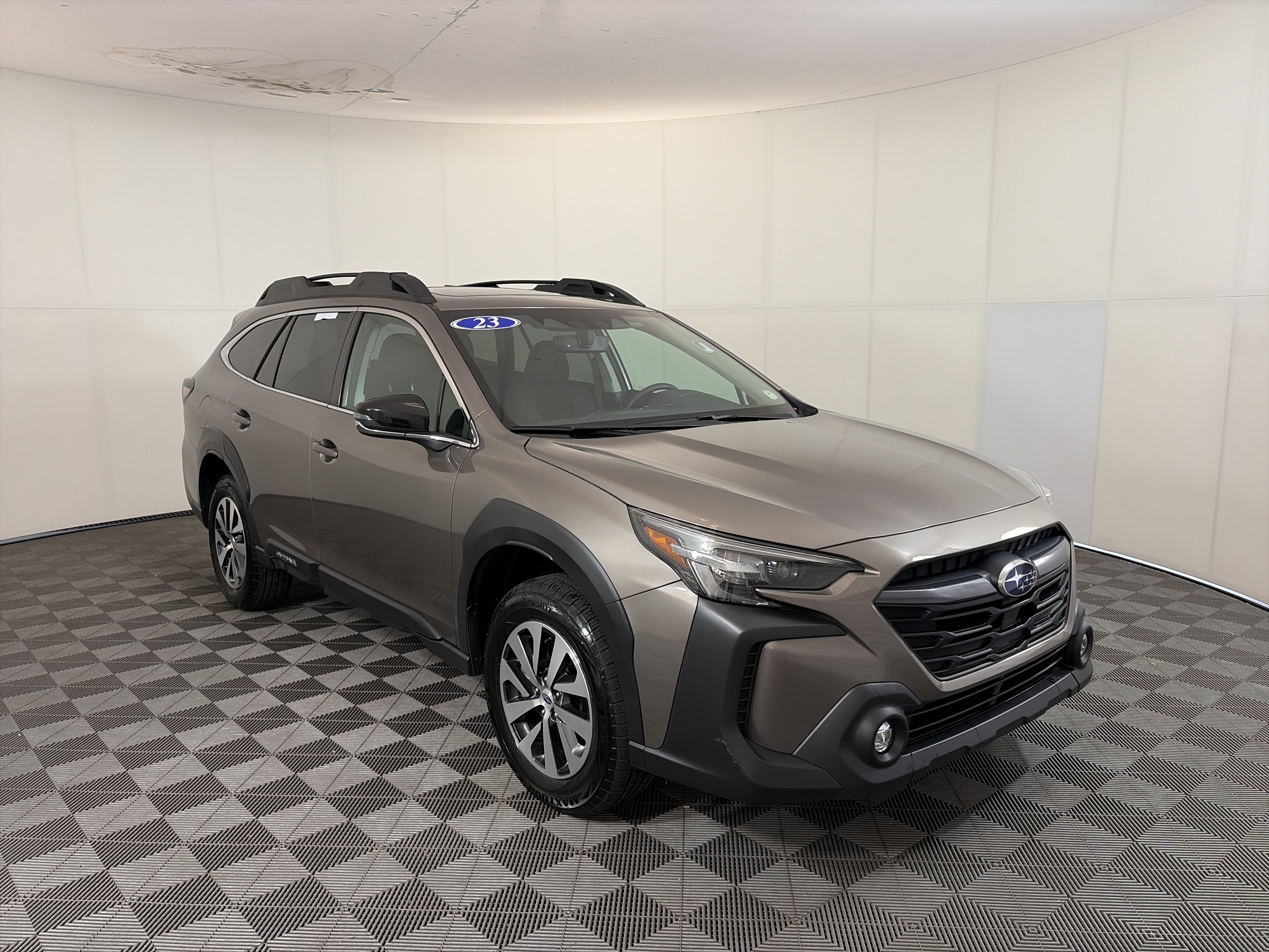 Used 2023 Subaru Outback Premium image 3