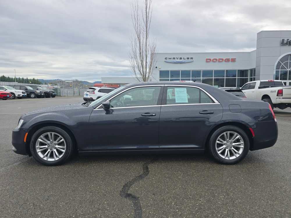 Used 2019 Chrysler 300 Touring w/ Driver Convenience Group image 2