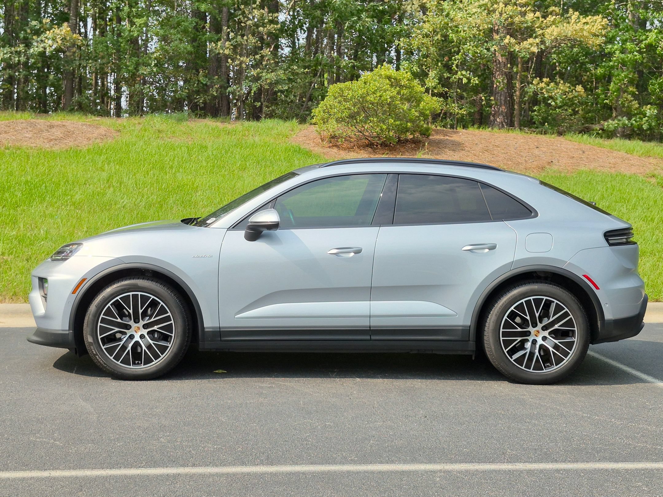 Certified 2025 Porsche Macan Electric RWD image 2