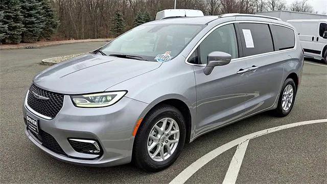 Certified 2021 Chrysler Pacifica Touring-L image 4
