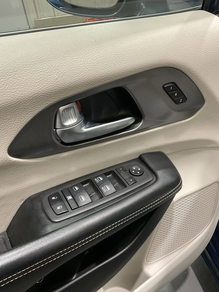 Used 2021 Chrysler Pacifica Touring-L image 7