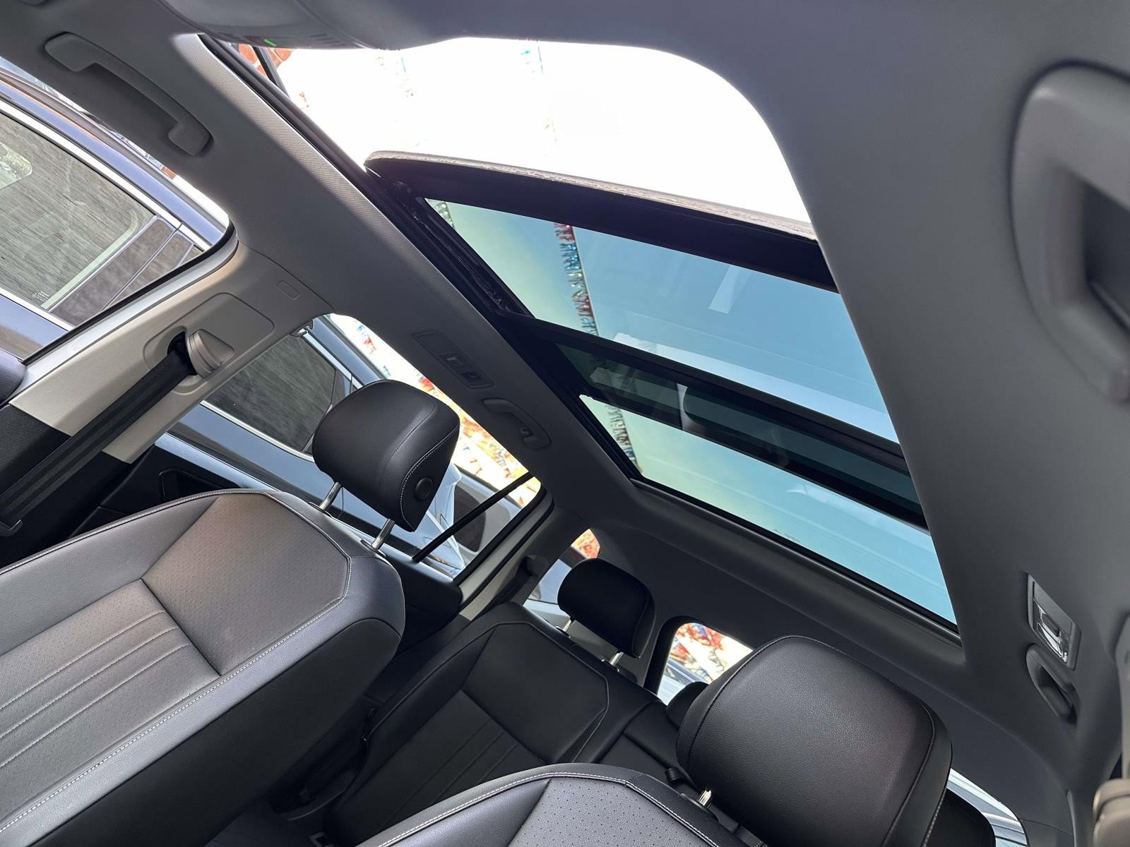Used 2022 Volkswagen Tiguan SE w/ Panoramic Sunroof Package AWD/4WD image 14