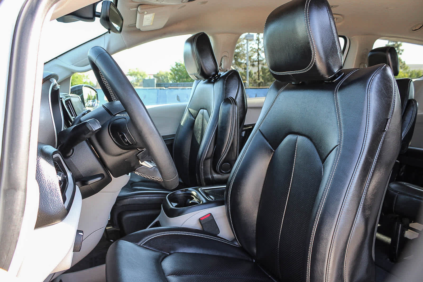 Used 2024 Chrysler Pacifica Touring-L FWD image 17