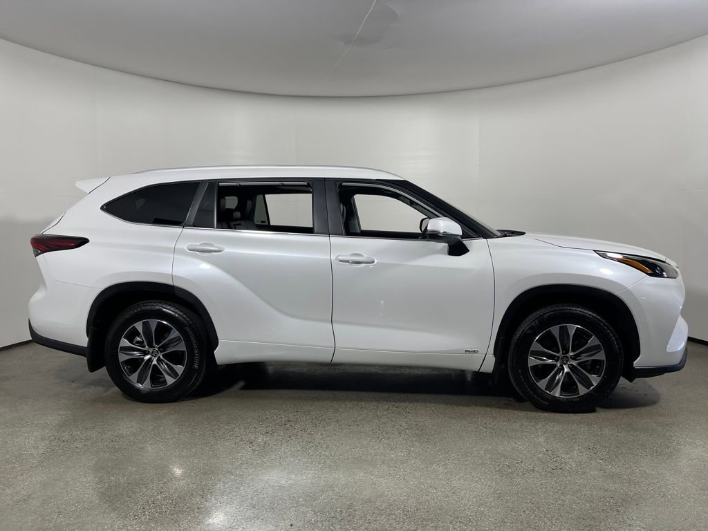 Certified 2025 Toyota Highlander XLE image 2
