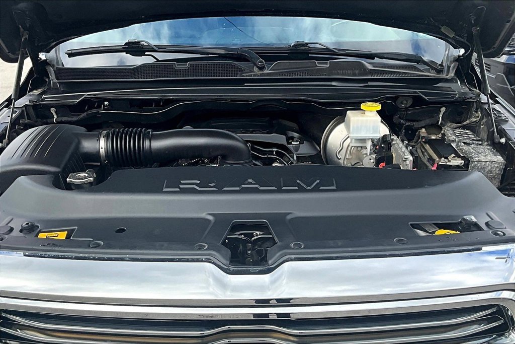 Used 2019 RAM 1500 Laramie AWD/4WD image 9