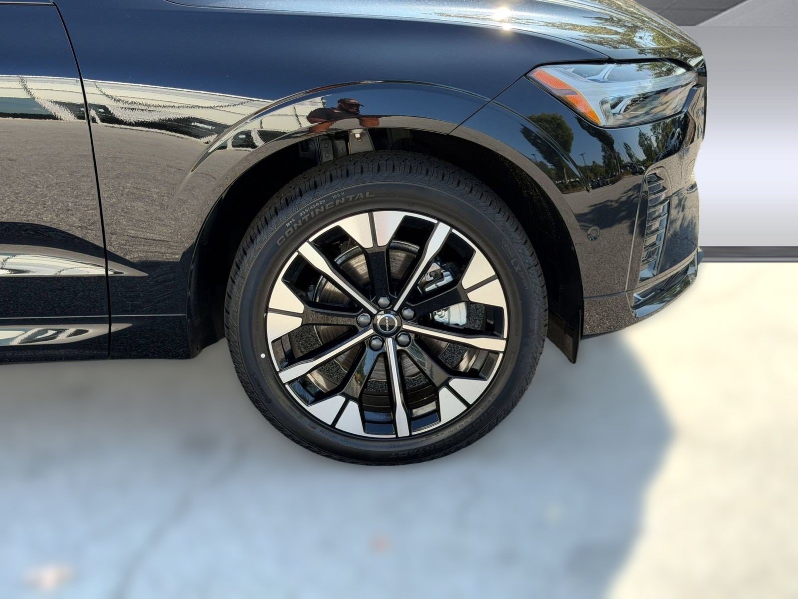 New 2026 Volvo XC60 B5 Plus w/ Protection Package Premier AWD/4WD image 13