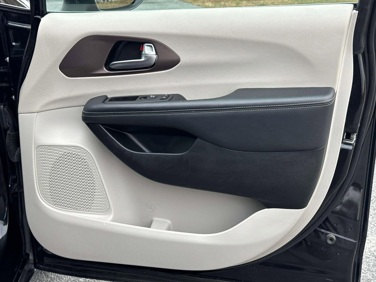 Used 2023 Chrysler Voyager LX image 23