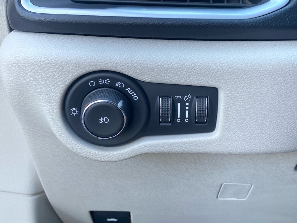 Used 2017 Chrysler Pacifica Touring-L Plus FWD image 24